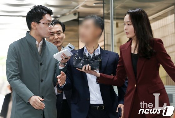 일명 '경찰총장'으로 불리던 윤모 총경이 영장실질심사를 받기 위해 지난해 10월10일 오전 서울중앙지방법원으로 들어서고 있다./사진=뉴스1