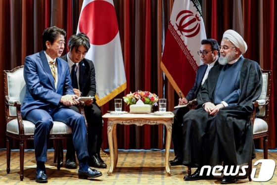 (뉴욕 AFP=뉴스1) 우동명 기자 = 아베 신조 일본 총리가 지난해 9월 24일(현지시간) 뉴욕 유엔본부에서 열린 유엔총회 기간 중 하산 로하니 이란 대통령과 회담을 하고 있다.   © AFP=뉴스1  <저작권자 © 뉴스1코리아, 무단전재 및 재배포 금지>