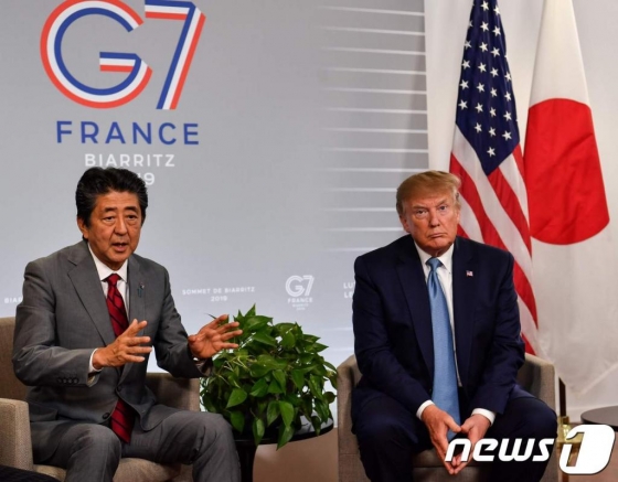 (비아리츠 AFP=뉴스1) 우동명 기자 = 도널드 트럼프 미국 대통령이 지난해 8월 25일(현지시간) G7 정상회의가 열린 프랑스 비아리츠에서 아베 신조 일본 총리와 13번째 정상회담을 하고 있다.   © AFP=뉴스1  <저작권자 © 뉴스1코리아, 무단전재 및 재배포 금지>