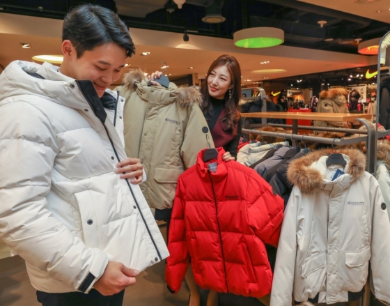 현대백화점에서 고객이 디스커버리익스페디션 숏패딩을 살펴보는 모습./사진제공=현대백화점