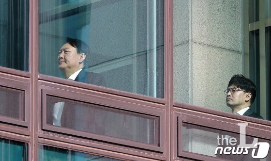 (서울=뉴스1) 구윤성 기자 = 윤석열 검찰총장과 한동훈 반부패강력부장이 18일 오후 서울 서초구 대검찰청에서 점심식사를 하기 위해 구내식당으로 이동하고 있다. 2019.12.18/뉴스1  &lt;저작권자 &#169; 뉴스1코리아, 무단전재 및 재배포 금지&gt;