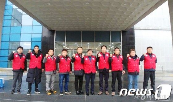 (원주=뉴스1) 박하림 기자 = (사)태백시지역현안대책위원회(회장 박인규)와 강원 정선군 고한·사북·남면·신동 지역살리기 공동추진위원회(위원장 김태호) 관계자들이 7일 강원 원주시 한국광해관리공단을 방문해 구호를 외치고 있다. 이들은 태백 오투리조트 150억 원 기부안에 찬성했다가 배임 혐의로 손해배상 판결을 받은 강원랜드 전 이사들에 대해 “이 사건 기부와 관련해 어떠한 사익을 취득한 것도 없는 전 이사들에게 책임감경이 이뤄질 수 있도록 해달라”고 촉구했다. 2020.1.7/뉴스1 <저작권자 © 뉴스1코리아, 무단전재 및 재배포 금지>