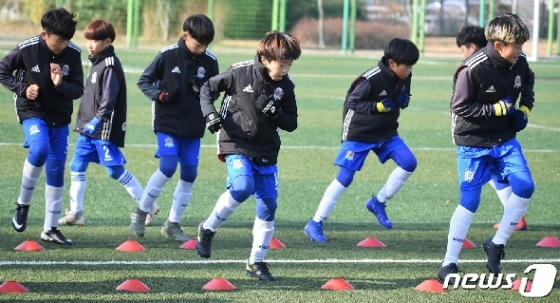 [사진] 진지하게 훈련하는 축구 꿈나무