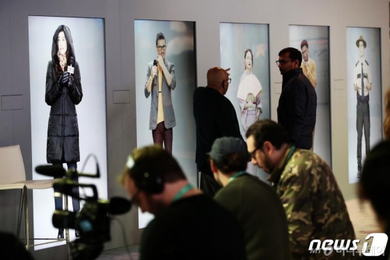 세계 최대 IT·가전 전시회 'CES 2020'이 막을 올린 7일(현지시간) 미국 라스베이거스 컨벤션센터에서 삼성전자 산하 벤처 연구소 스타랩의 인공인간 프로젝트 결과물인 '네온'이 첫 선을 보이고 있다. /사진=뉴스1