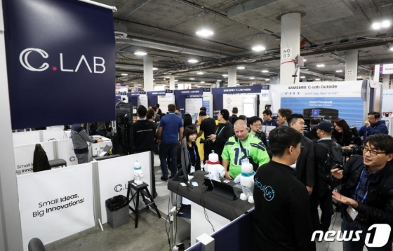 세계 최대 IT·가전 전시회 'CES 2020' 개막 이틀째인 8일(현지시간) 미국 라스베이거스 샌즈 엑스포에 마련된 삼성전자 C랩 전시관이 인파로 붐비고 있다. /(라스베이거스(미국)=뉴스1