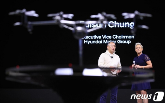 정의선 현대자동차그룹 수석부회장이 국제가전전시회 'CES 2020' 개막을 하루 앞둔 6일(현지시간) 미국 라스베이거스 만달레이베이 호텔에서 열린 현대차 글로벌 프레스 콘퍼런스에서 개인용 비행체 'S-A1'을 소개하고 있다. /라스베이거스(미국)=뉴스1