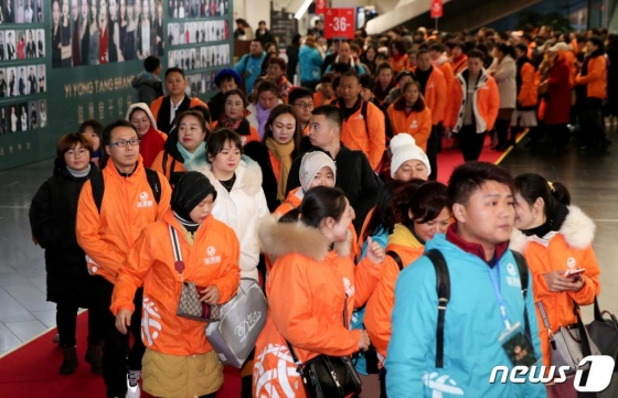 지난 9일 중국 건강웰빙식품·건강 보조기구 판매기업 '이융탕(溢涌堂)' 임직원 5000여명이 인천시 연수구 송도컨벤시아에서 열린 '이융탕 2020 한국연회'참석하고 있다. 이들은 지난 7일부터 5박6일동안 인센티브 관광을 위해 인천을 방문했다. /사진=뉴스1