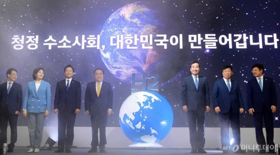 문희상 국회의장, 이낙연 국무총리, 윤여철 현대차 부회장 등 참석자들이 10일 서울 여의도 국회에서 열린 국회 수소충전소 준공식에서 기념 세리머니를 하고 있다. 2019.09.10. /사진=뉴시스