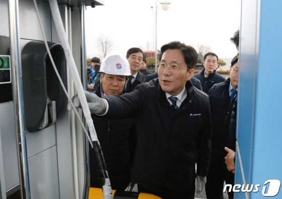 성윤모 산업통상자원부 장관이 26일 오후 수소설비에 대한 국민 불안감 해소를 위해 대전 유성구 학하 수소충전소를 방문, 시설 안전 점검을 하고 있다. (산업통상자원부 제공) 2019.12.26/사진=뉴스1  
