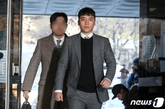 해외에서 상습적인 원정도박을 했다는 의혹을 받는 가수 승리(본명 이승현·30)가 13일 오전 서울 서초동 서울중앙지방법원에서 열린 구속 전 피의자심문에 출석하고 있다. 2020.1.13/뉴스1 © News1 황기선 기자