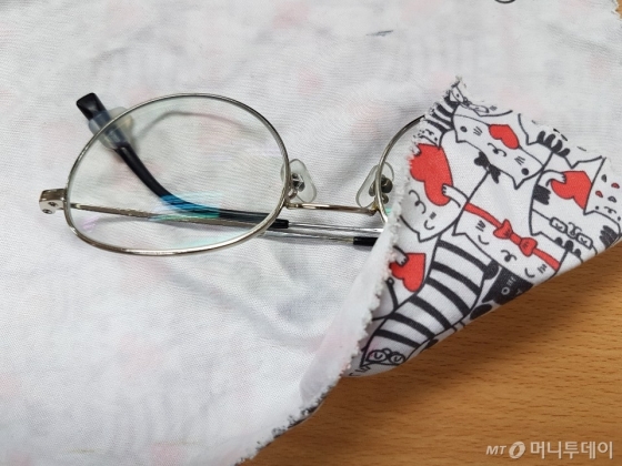 적절한 사진이 없어 급하게 한 장 찍었다. 해당 안경닦이는 안경점에서 준 것으로 취향과는 무관함./사진=김도엽 인턴 기자
