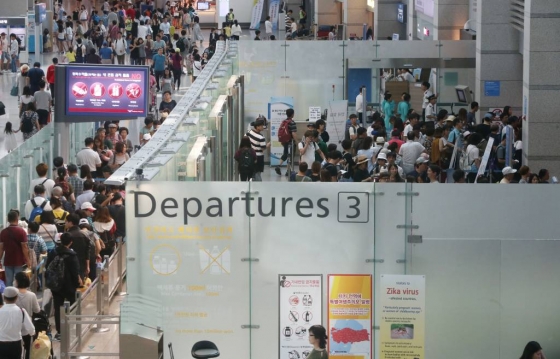 인천국제공항 출국장이 여행객들로 북적이고 있다. /사진=머니투데이DB