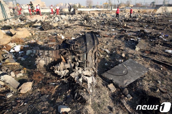 (테헤란 AFP=뉴스1) 우동명 기자 = 8일(현지시간) 우크라이나항공 여객기가 테헤란의 이맘호메이니 국제공항을 이륙한 직후 추락한 현장에 잔해들이 어지럽게 널려 있다. 우크라이나 키예프 보리스필 국제공항으로 향 하고 있던 이 여객기에 탑승한 승객 180명은 전원이 숨진 것으로 전해졌다. © AFP=뉴스1 <저작권자 © 뉴스1코리아, 무단전재 및 재배포 금지>