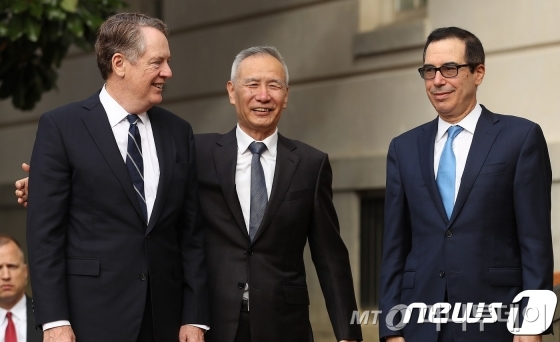 (워싱턴 AFP=뉴스1) 우동명 기자 = 스티븐 므누신 미국 재무장관과 로버트 라이트하이저 USTR 대표가 10일(현지시간) 워싱턴에서 미국과 중국 간 고위급 무역협상에서 류허 중국 부총리를 환영하고 있다. ⓒ AFP=뉴스1 <저작권자 ⓒ 뉴스1코리아, 무단전재 및 재배포 금지>