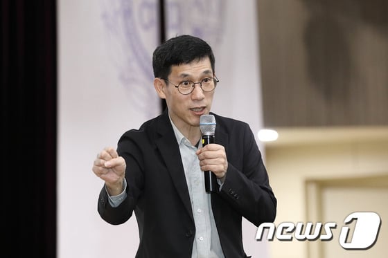 진중권 전 동양대 교수/사진=뉴스1, 사진제공=서울여자대학교