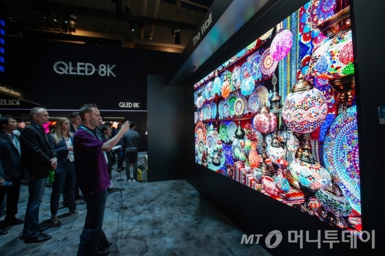 지난 7일(현지시간) 미국 라스베이거스에서 열리는 세계 최대 전자 전시회 CES 2020에서 삼성전자 전시관을 방문한 관람객들이 150형의 생생한 화질을 자랑하는 2020년형 마이크로 LED ‘더 월’을 살펴보고 있다. /사진제공=삼성전자