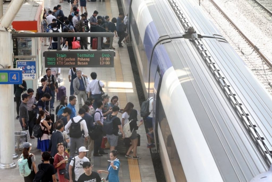 민족 최대 명절인 추석 연휴 서울역에서 시민들이 고향가는 열차에 오르고 있다. /사진=머니투데이DB