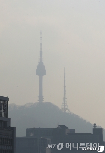 (서울=뉴스1) 이동해 기자 = 수도권과 충북 지역에 '미세먼지 저감조치'가 시행된 11일 오전 남산 서울타워가 뿌옇다. 국립환경과학원에 따르면 이날 오전 9시 기준 서울의 미세먼지(PM 10) 평균농도는 58㎍/㎥으로 '보통' 수준,  초미세먼지(PM 2.5) 농도는 평균 44㎍/㎥로 '나쁨' 단계로 건강 관리에 유의할 것을 당부했다. 2020.1.11/뉴스1  <저작권자 ⓒ 뉴스1코리아, 무단전재 및 재배포 금지>