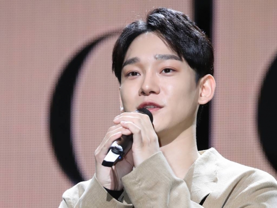 【서울=뉴시스】조수정 기자 = 엑소 첸이 1일 오후 서울 광장동 예스24라이브홀에서 두 번째 미니앨범 '사랑하는 그대에게(Dear my dear)' 발매 기념 언론 쇼케이스를 열고 인사하고 있다. 2019.10.01.chocrystal@newsis.com