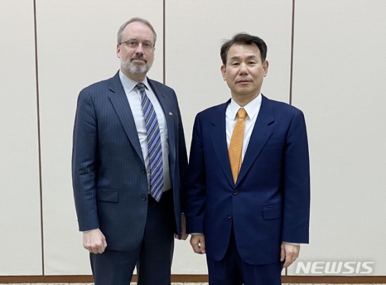 [서울=뉴시스]정은보 한·미 방위비분담협상대사와 제임스 드하트 미국 국무부 방위비분담협상대표(정치군사국 선임보좌관)가 17일 서울 동대문구 국방연구원에서 제11차 한-미 방위비 분담금 특별협정(SMA) 5차 회의에 앞서 기념촬영을 하고 있다. (사진=외교부 제공) 2019.12.17.   photo@newsis.com