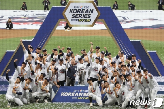 2019시즌 통합 우승을 차지한 두산 베어스 선수단. /사진=뉴스1