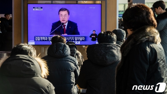 (서울=뉴스1) 이재명 기자 = 14일 오전 서울 용산구 서울역 대합실에서 시민들이 문재인 대통령의 신년 기자회견을 보고 있다. 2020.1.14/뉴스1 <저작권자 ⓒ 뉴스1코리아, 무단전재 및 재배포 금지>