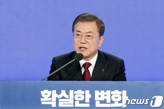 (서울=뉴스1) = 문재인 대통령이 14일 청와대 영빈관에서 열린 2020년 신년기자회견에서 질문에 답하고 있다. (청와대 제공) 2020.1.14/뉴스1 <저작권자 ⓒ 뉴스1코리아, 무단전재 및 재배포 금지>