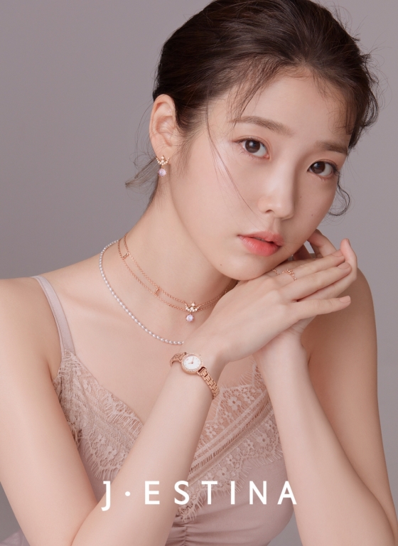 아이유 누드 아이유 드레스 자태 보니…11월의 신부? : 네이트 연예