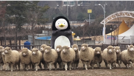 펭수가 친구 물범과 함께 농협 안성팜랜드에서 일일 직업체험을 했다. /사진=한국관광공사