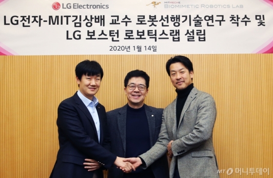 LG전자 CTO인 박일평 사장(가운데)과 김상배 MIT 교수(맨오른쪽), 백승민 LG전자 로봇선행연구소장(상무)이 지난 14일 LG전자 서초R&D캠퍼스에서 만나 기념촬영을 하고 있다./사진제공=LG전자