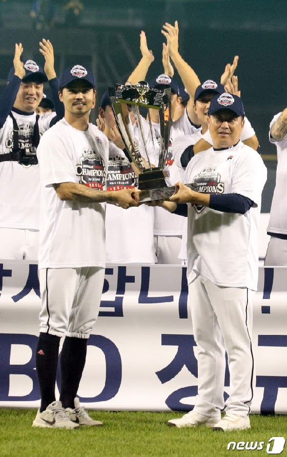 오재원(왼쪽)과 김태형 감독. /사진=뉴스1<br>
<br>