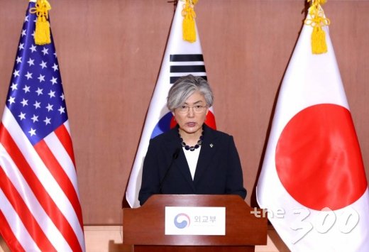 강경화 외교부 장관과 마이크 폼페이오 미국 국무장관, 고노 다로(河野太郞) 일본 외무상이 2018년 6월14일 오전 서울 종로구 외교부 청사에서 한미일 외교장관 공동기자회견을 하고 있다./사진=홍봉진(2018)