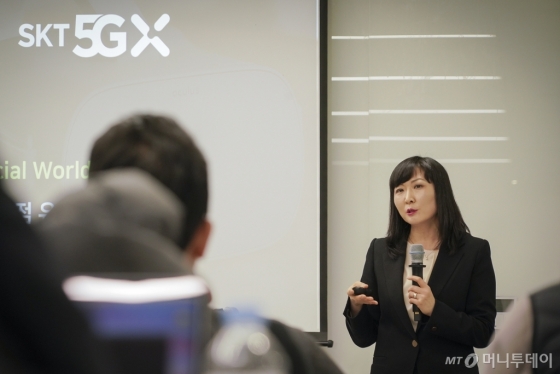 SK텔레콤 전진수 클라우드 게임 사업담당이 Xbox개발자 회의에서 자사 게임 사업 방향을 발표하고 있는 모습./사진제공=Sk텔레콤