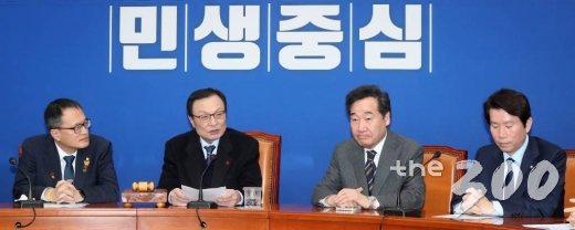 더불어민주당에 이해찬 대표가 15일 오전 서울 여의도 국회에서 열린 최고위원회의에서 당 복귀한 이낙연 전 국무총리를 환영하고 있다. / 사진=홍봉진 기자 honggga@