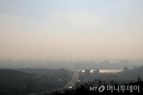 계절에 관계없이 갈수록 심각해지는 고농도 미세먼지로 전국이 몸살을 앓고 있는 가운데 전남지역 미세먼지 농도가 전국에서 가장 낮은 것으로 나타났다. 전라남도보건환경연구원이 대기질 현황을 종합적으로 분석․평가한 ‘2018년도 대기질 평가보고서’를 발간했다. 사진=머니투데이.