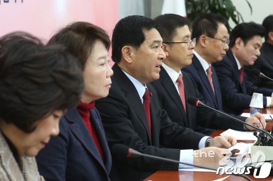 (서울=뉴스1) 임세영 기자 = 심재철 자유한국당 원내대표가 15일 오전 서울 여의도 국회에서 열린 당대표 및 최고위원·중진의원 연석회의에서 모두발언을 하고 있다. 2020.1.15/뉴스1
