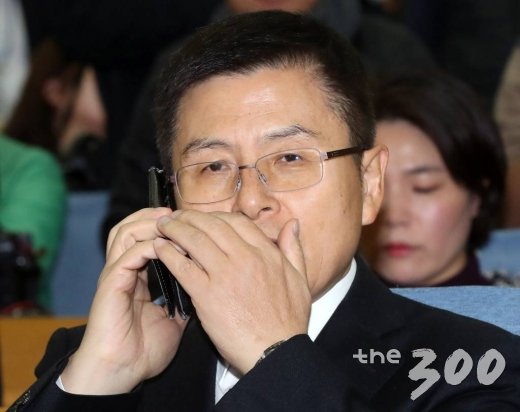 자유한국당 황교안 대표가 8일 오전 서울 여의도 국회 의원회관에서 열린 2020년 영입인사 환영식에 앞서 통화하고 있다. / 사진=홍봉진 기자 honggga@