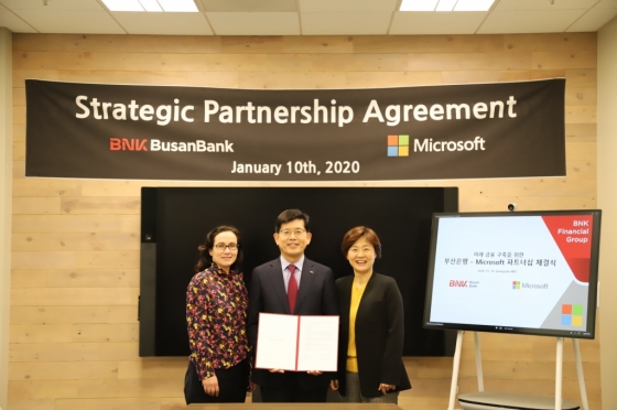 BNK부산은행이 지난 10일 미국 샌프란시스코에서 마이크로소프트와 '미래형 디지털 뱅킹 서비스 제공을 위한 플래그십 지점 설립 MOU'를 체결했다. (사진 왼쪽부터 마이크로소프트 하얏테 글로벌 부사장, 부산은행 빈대인 은행장, 마이크로소프트 코리아 우미영 부사장)/사진제공=부산은행