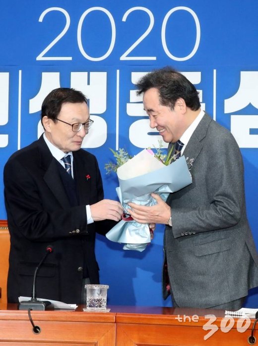 더불어민주당에 복귀한 이낙연 전 국무총리가 15일 오전 서울 여의도 국회에서 열린 최고위원회의에서 이해찬 대표에게 꽃다발을 받고 있다. / 사진=홍봉진 기자 honggga@