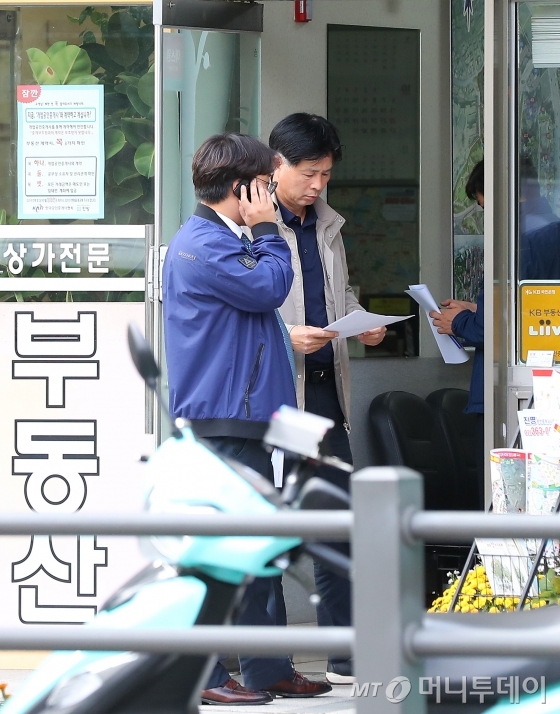 국토교통부 및 서울시 관계기관의 부동산시장 합동점검반이 분양가 상한제 확대 시행을 앞둔 지난 18일 서울 마포구의 아파트단지 내 상가 부동산에 실거래내역 조사 차 들어서고 있다. / 사진=김휘선 기자 hwijpg@