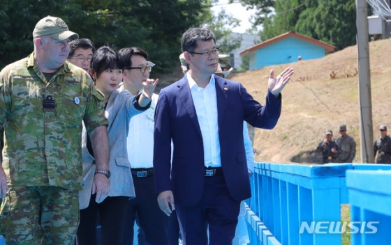 【파주=뉴시스】배훈식 기자 = 김연철 통일부 장관이 9일 오후 경기 파주시 판문점을 방문, 문재인 대통령과 김정은 북한 국무위원장이 함께 걸었던 도보다리를 둘러보고 있다. 2019.08.09. dahora83@newsis.com