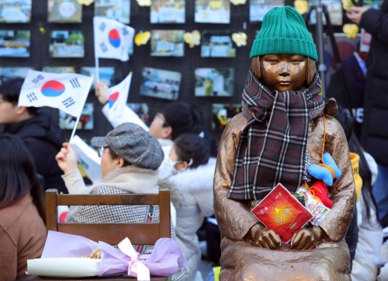 시민들이 15일 오후 1422차 일본군성노예제 문제해결을 위한 정기 수요시위에 참석해 태극기를 흔들고 있다. / 사진=뉴시스