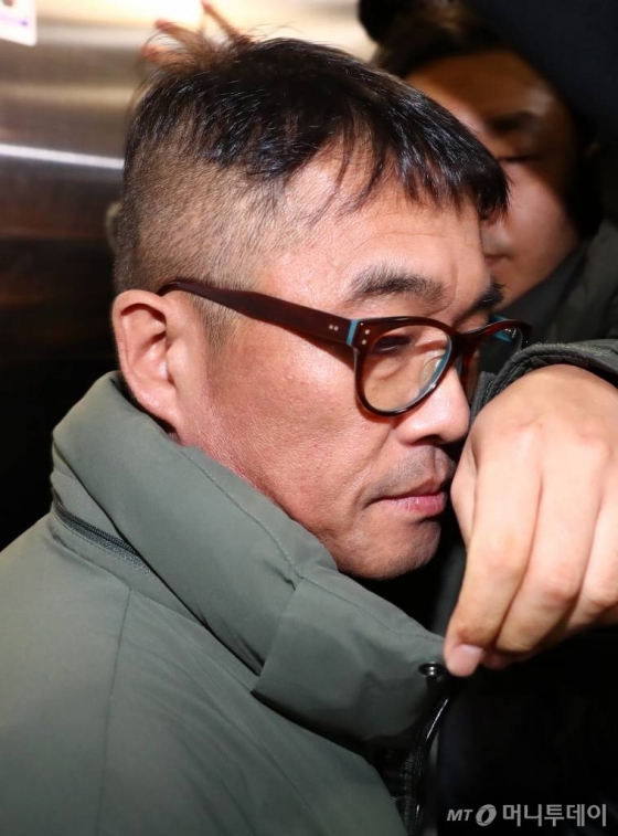 유흥업소 여종업원 성폭행 혐의를 받고 있는 가수 김건모가 15일 오전 서울 강남경찰서에 피고소인 조사를 받기 위해 출석하고 있다. / 사진=강민석 기자 msphoto94@