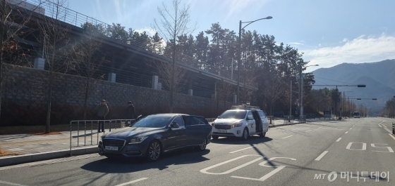 KT 연구원들이 대구시 알파시티 주변에 구축한 28GHz 기지국을 사용해 28GHz 단말을 탑재한 5G 자율주행자동차를 무선 연동 테스트중이다./사진=KT