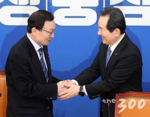 정세균 국무총리가 15일 오후 서울 여의도 국회를 방문, 더불어민주당 이해찬 대표를 예방하고 있다. / 사진=홍봉진 기자 honggga@
