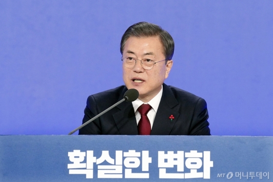 문재인 대통령이 14일 청와대 영빈관에서 열린 2020년 신년기자회견에서 질문에 답하고 있다. /사진=뉴스1(청와대 제공)