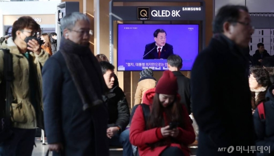 14일 오전 서울역 대합실에서 시민들이 문재인 대통령 2020년 신년 기자회견 생중계를 시청하고 있다. / 사진=김휘선 기자 hwijpg@