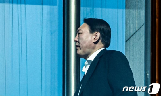 윤석열 검찰총장이 15일 오후 서울 서초구 대검찰청 청사에서 점심식사를 하기 위해 이동하고 있다.