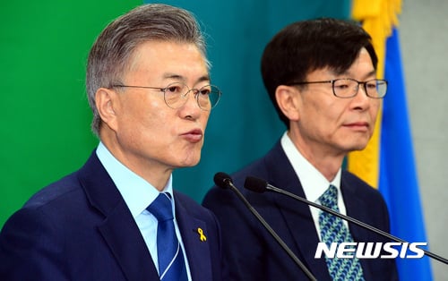 【서울=뉴시스】박영태 기자 = 문재인 대통령과 김상조 청와대 정책실장. 2017.04.12. since1999@newsis.com