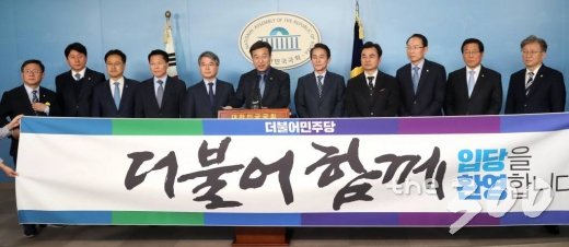 더불어민주당 윤호중 사무총장이 15일 오후 서울 여의도 국회 정론관에서 육동한 전 국무총리실 국무차장, 한경호 전 경상남도 행정부지사, 한명진 전 방위사업청 차장 입당 기자회견을 하고 있다. / 사진=홍봉진 기자 honggga@